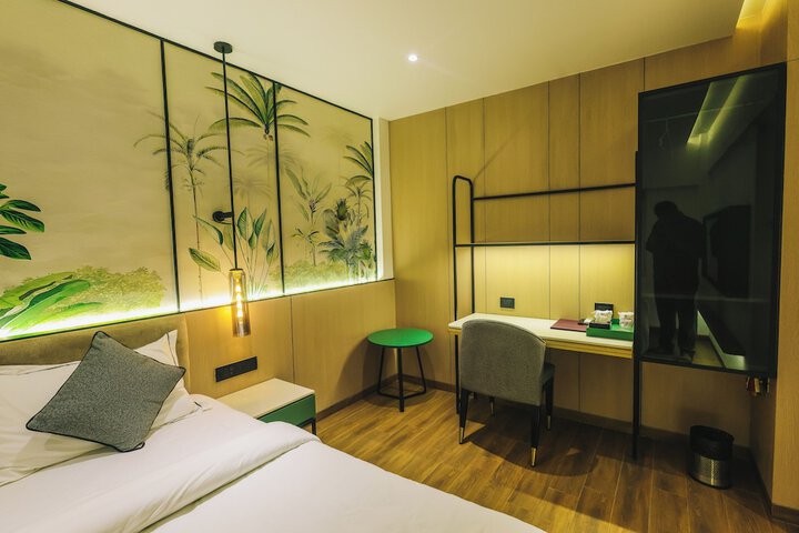 Room 17 of 44