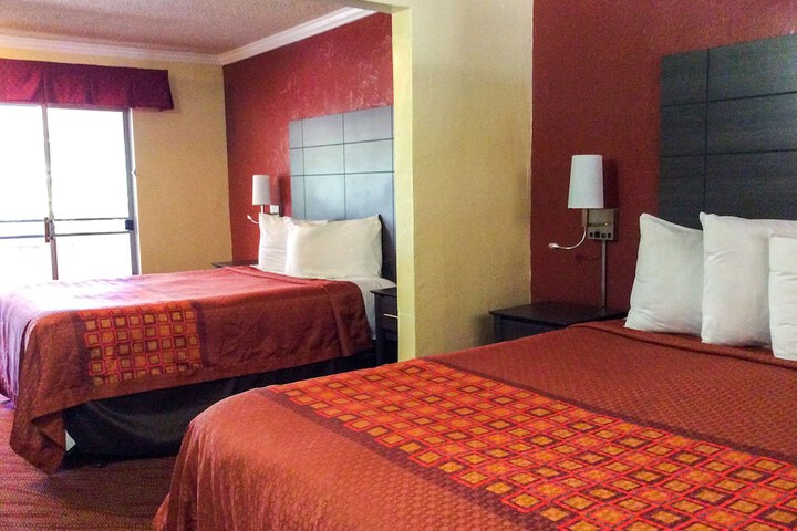 2 Queen Beds (12 of 16)