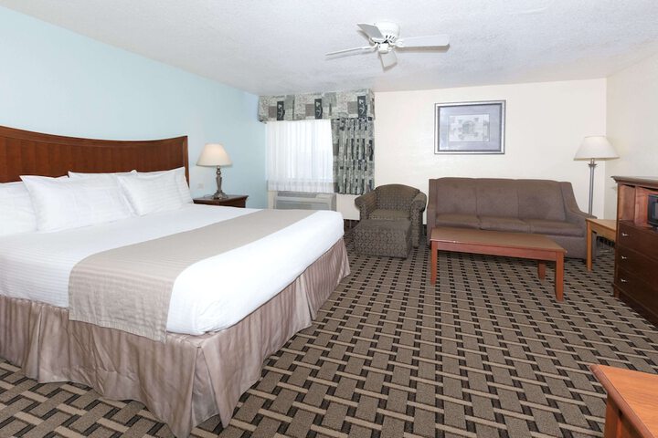 1 King Bed (5 of 10)