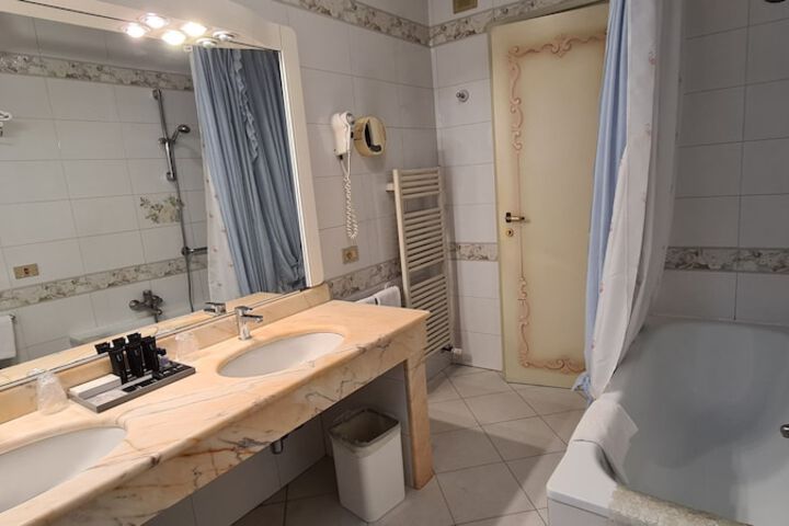Room 40 of 65