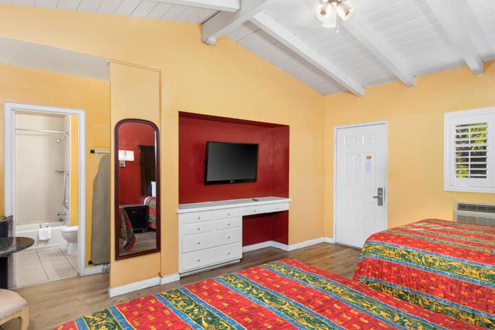 2 Queen Beds (1 of 5)