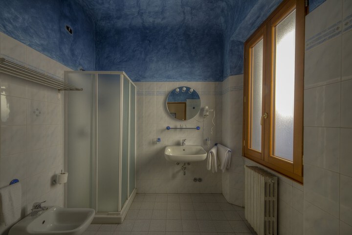 Room 18 of 48