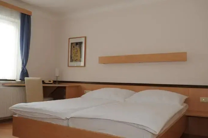 Room 5 of 9