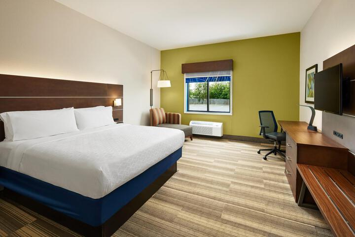 1 King Bed (5 of 6)