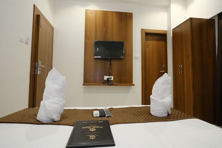 Room 32 of 60