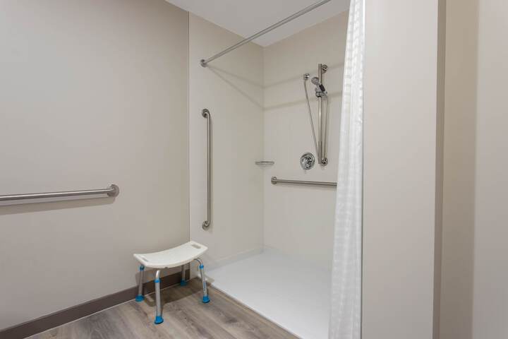 2 Queen Beds Shower Bathtub Combo (10 of 30)