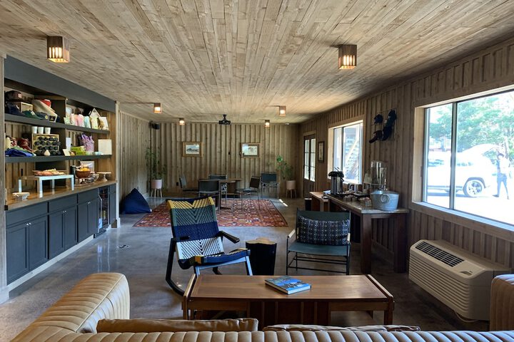 Lobby lounge