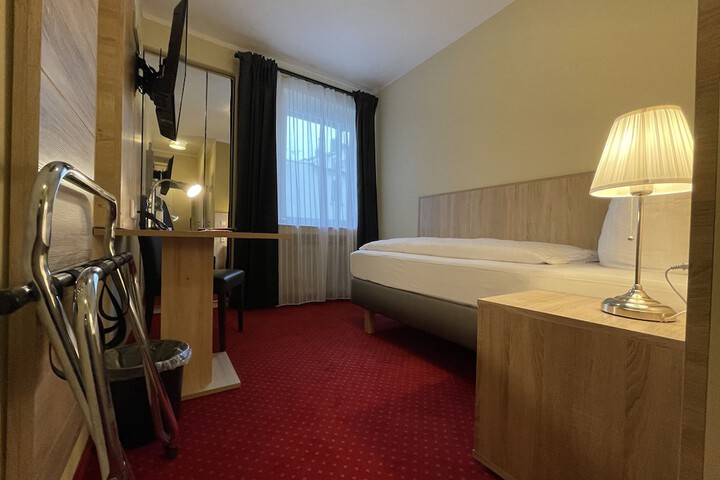 Room 17 of 99