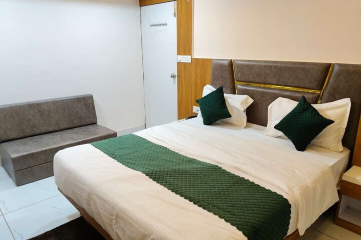Room 9 of 29