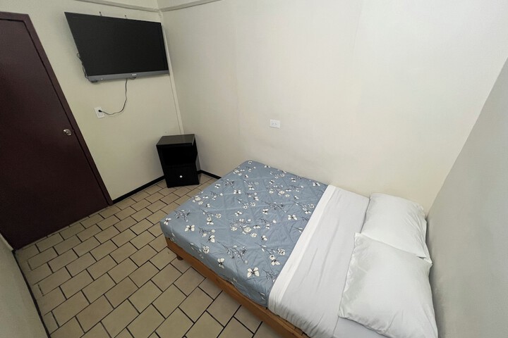 Room 4 of 8