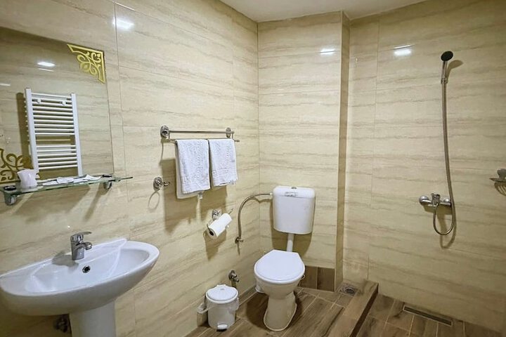 Room 4 of 9