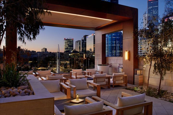 Lounge 73 of 98
