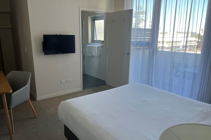 Room 4 of 28