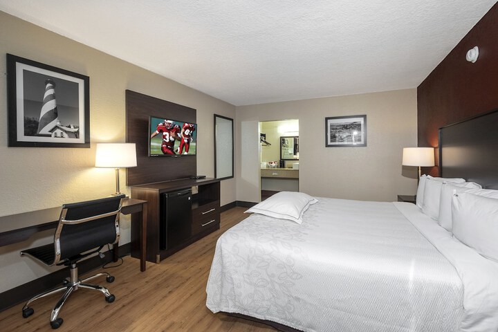 Standard | King Bed (3 of 17)