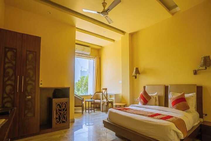 Room 3 of 27