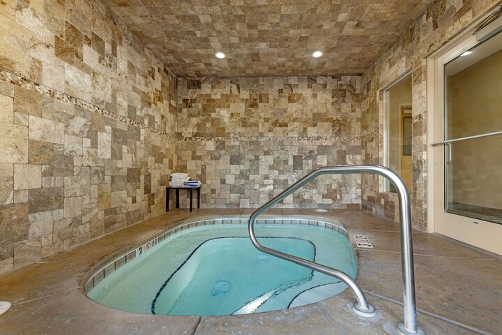 Indoor spa tub