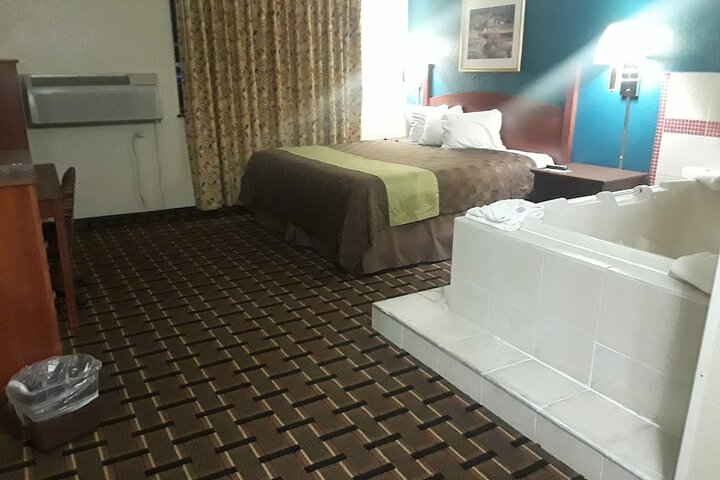 Deluxe King Bed (10 of 12)