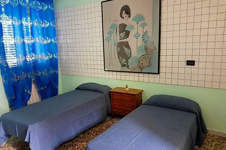 Room 4 of 12