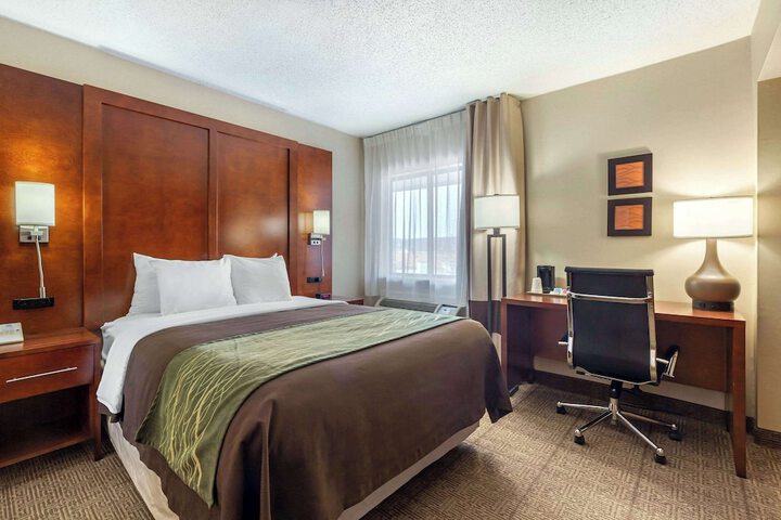 1 Queen Bed Accessible (5 of 24)