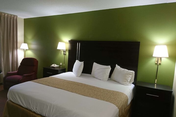 1 King Bed (5 of 18)
