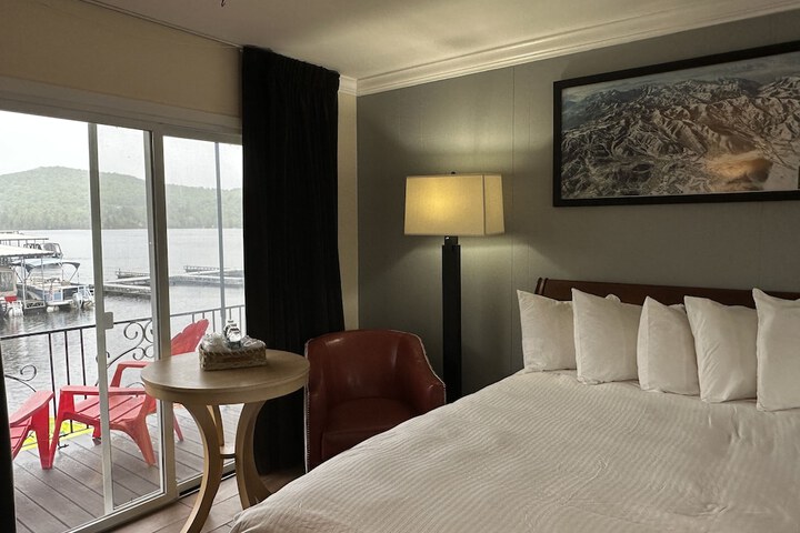 Signature House 1 Queen Bed Balcony Lake View (8 of 9)