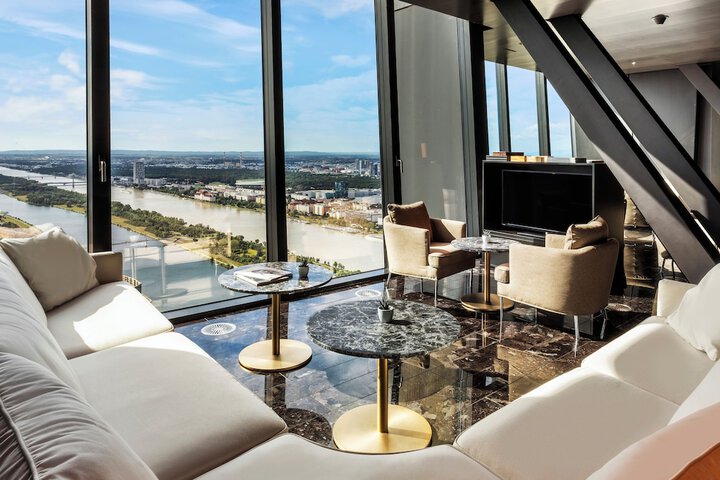 Lounge 125 of 131