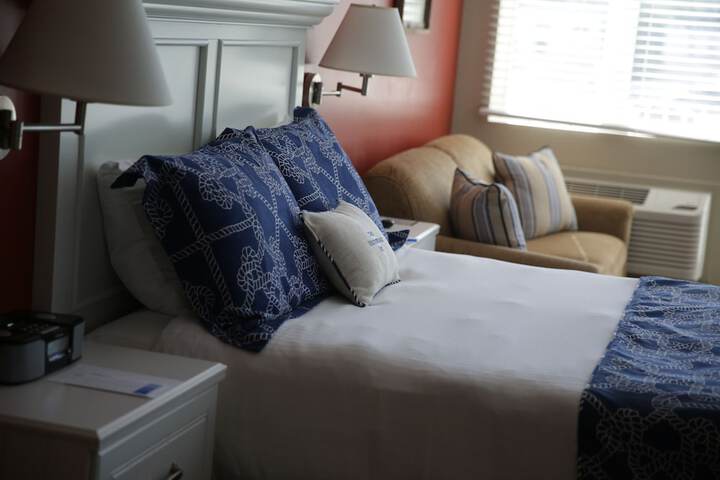 Deluxe Queen Bed Lake View Sofa (7 of 38)