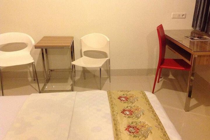 Room 8 of 16
