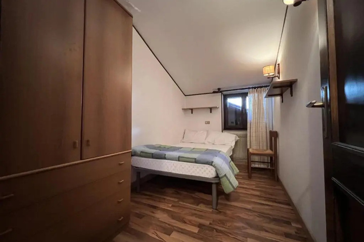 Room 5 of 10