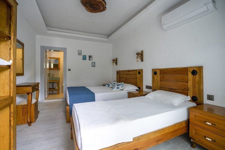 Room 9 of 16
