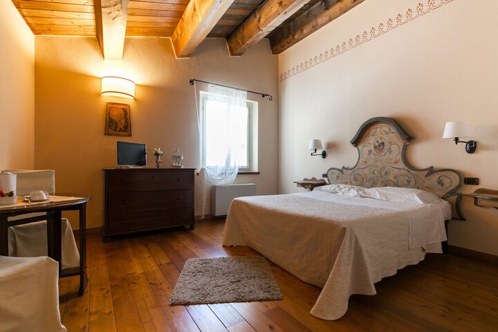 Room 4 of 61