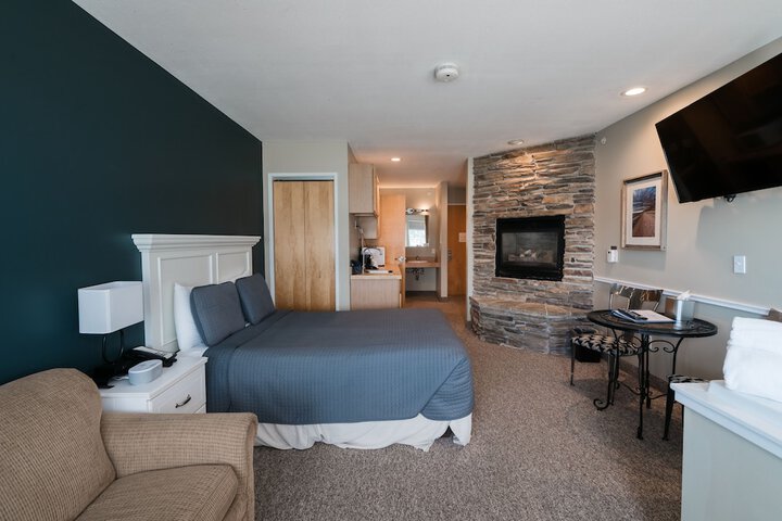 Deluxe Queen Bed Lake View Sofa (22 of 38)