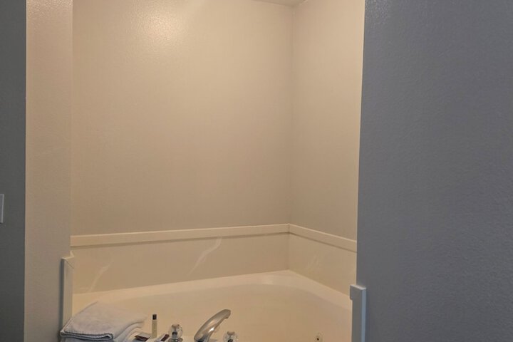 Room 13 of 33