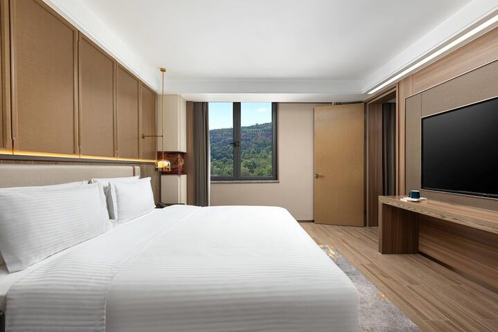 Room 4 of 18