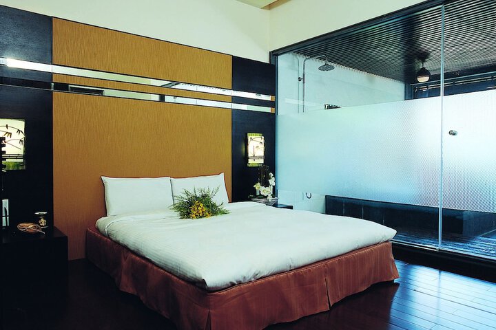 Room 8 of 33
