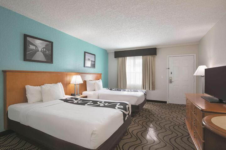 2 Queen Beds (7 of 7)