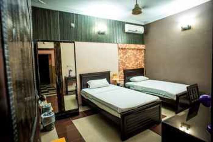 Room 17 of 37