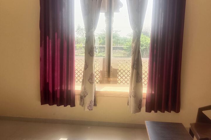 Room 35 of 77