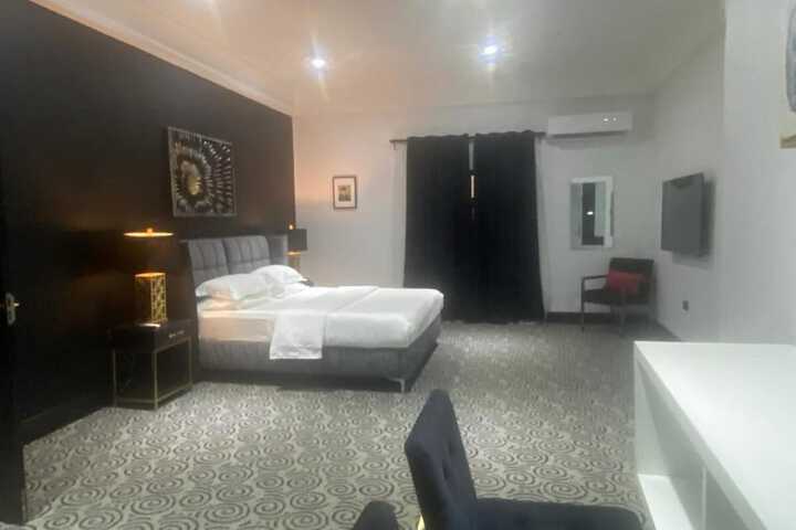 Room 14 of 33