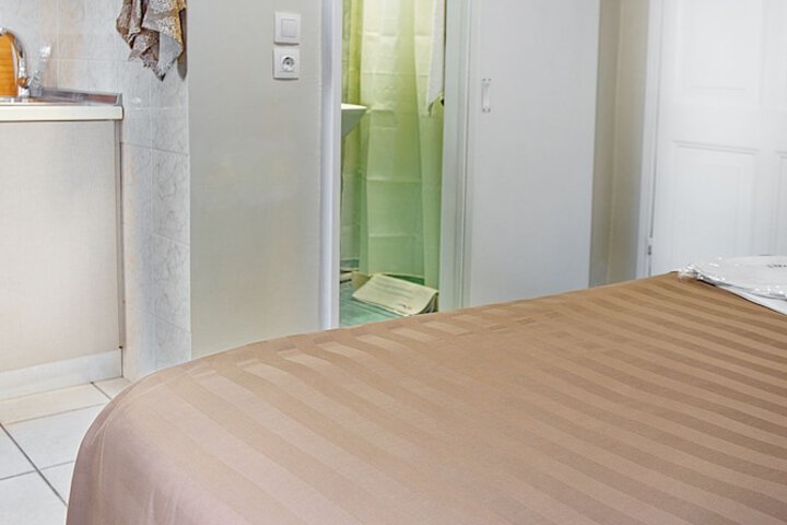 Room 5 of 16