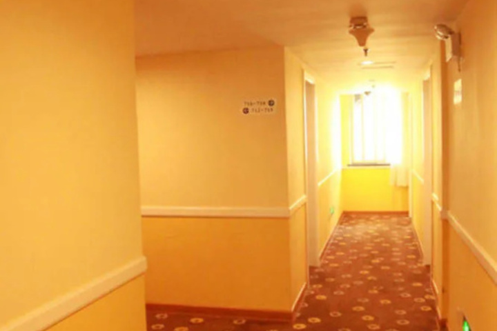 Room 10 of 16