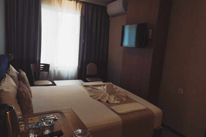 Room 5 of 18