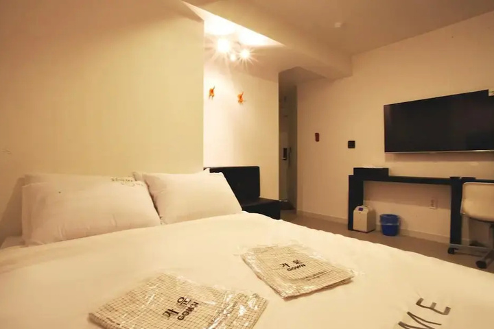 Room 5 of 16