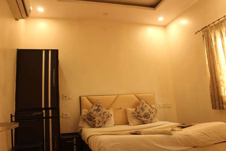Room 5 of 15