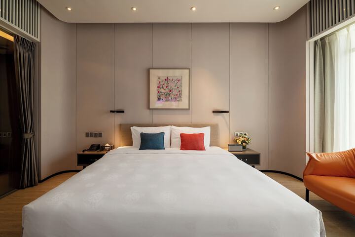 Room 33 of 86