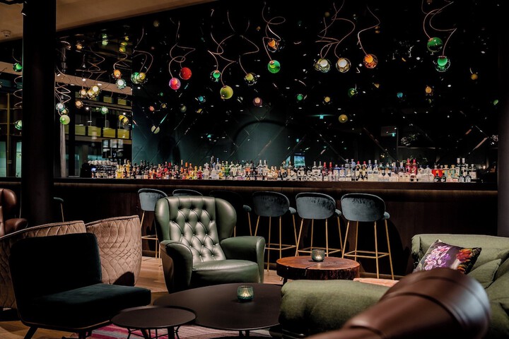 Lounge 21 of 34
