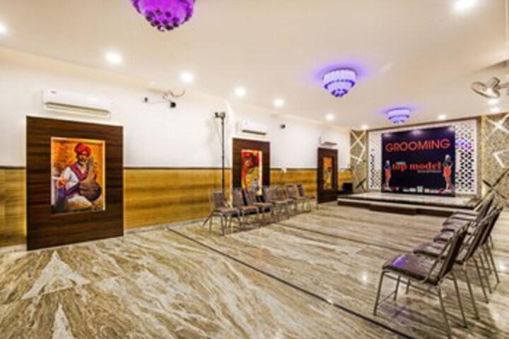 Ballroom/Hall 3 of 25