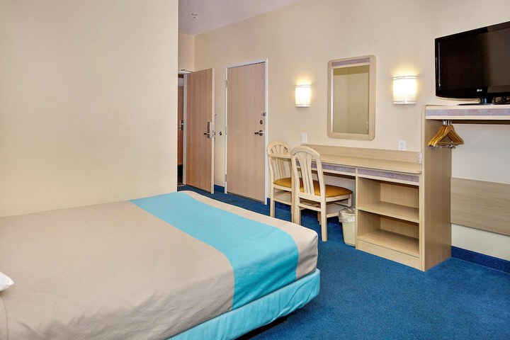 Room 10 of 27