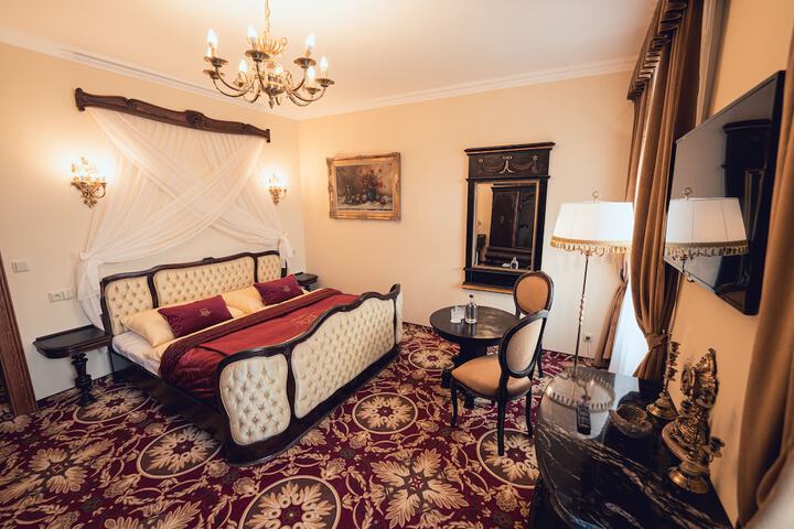 Room 6 of 90