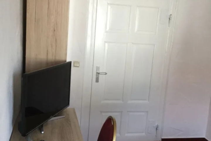 Room 6 of 11